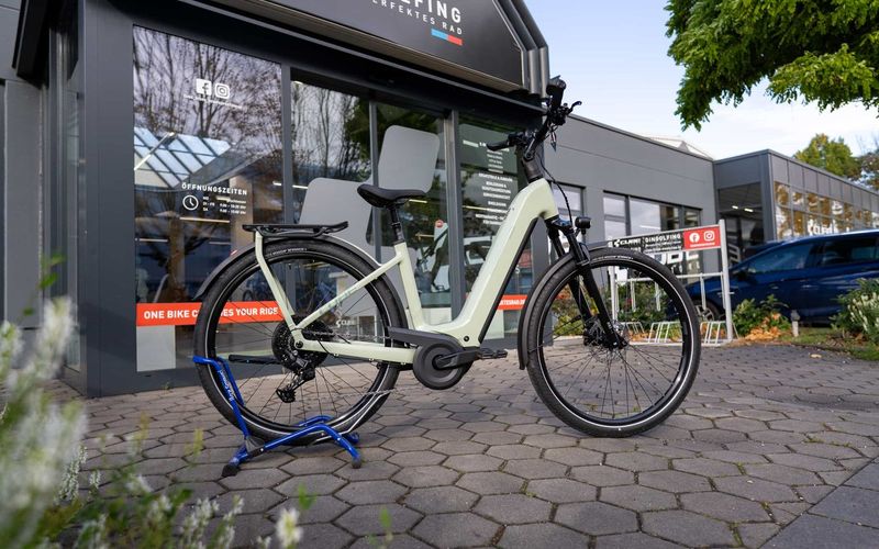 CUBE Kathmandu Hybrid Trekking-E-Bike vor dem CUBE Store Dingolfing