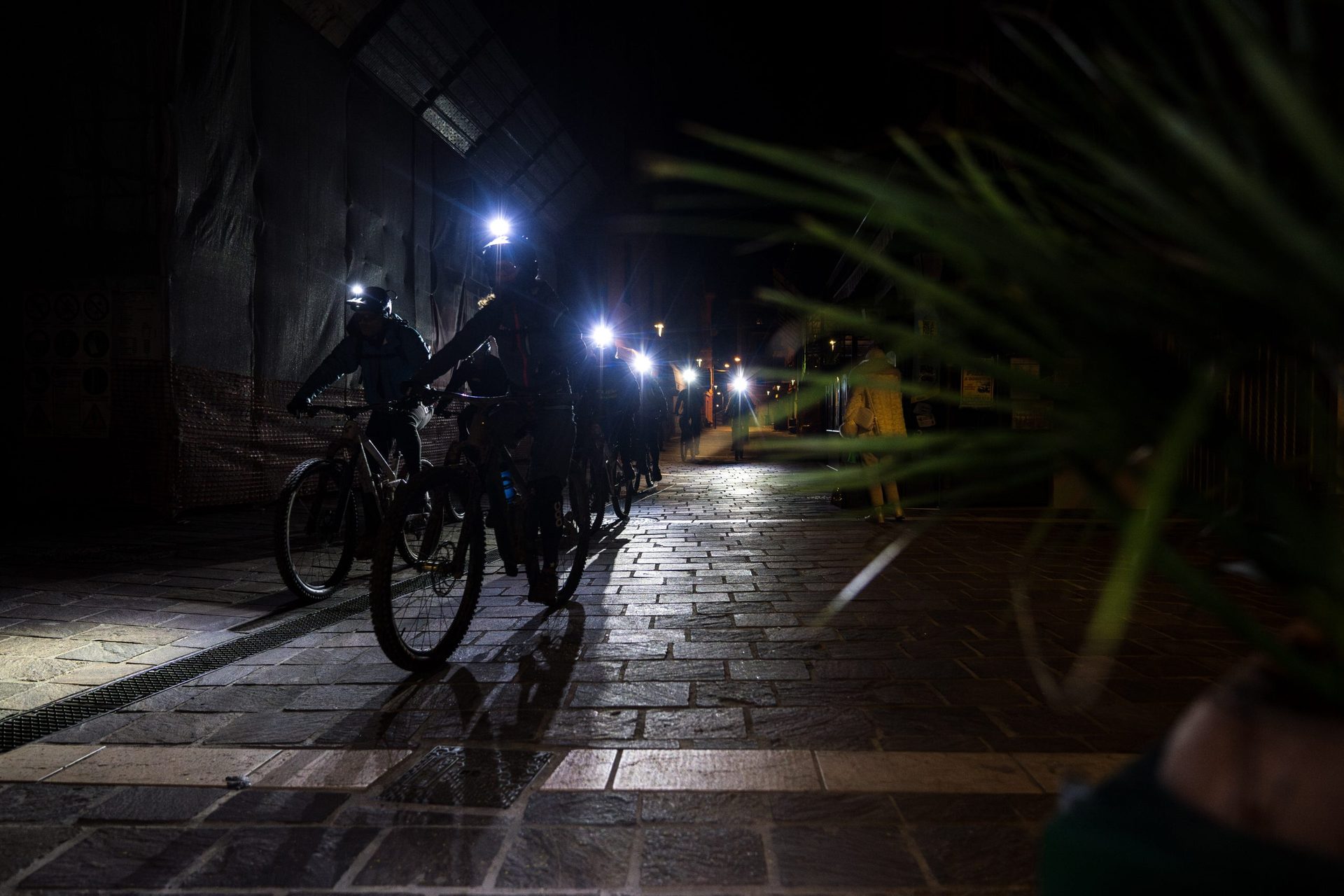 Radfahrer mit eingeschaltetem Fahrradlicht bei Nacht