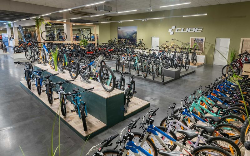 Verkaufsraum des CUBE Store Dingolfing mit reihenweise aufgestellten CUBE Fahrrädern und E-Bikes