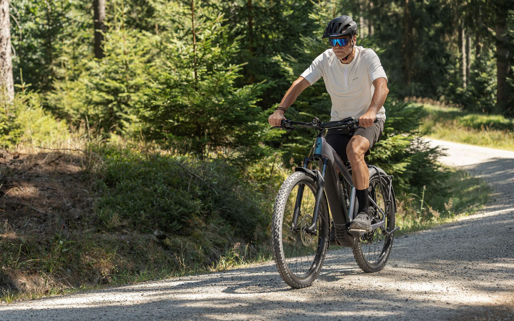 Mountainbiker auf einem CUBE Hardtail auf einem Schotterweg