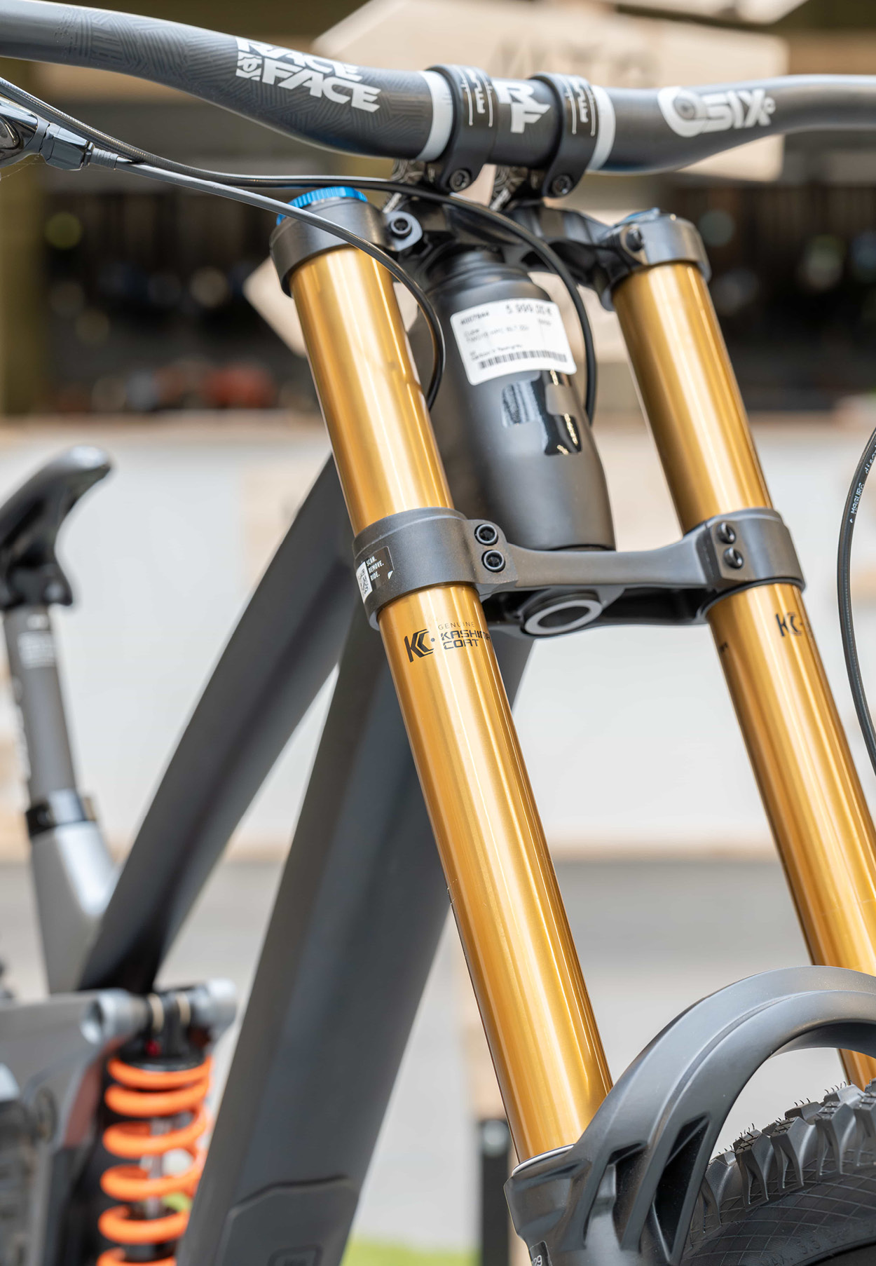 Nahaufnahme einer Federgabel mit goldenen Standrohren an einem Mountainbike