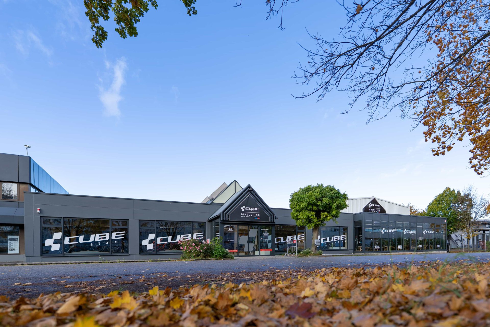 Außenansicht des CUBE Store Dingolfing in der Landshuter Str. 18