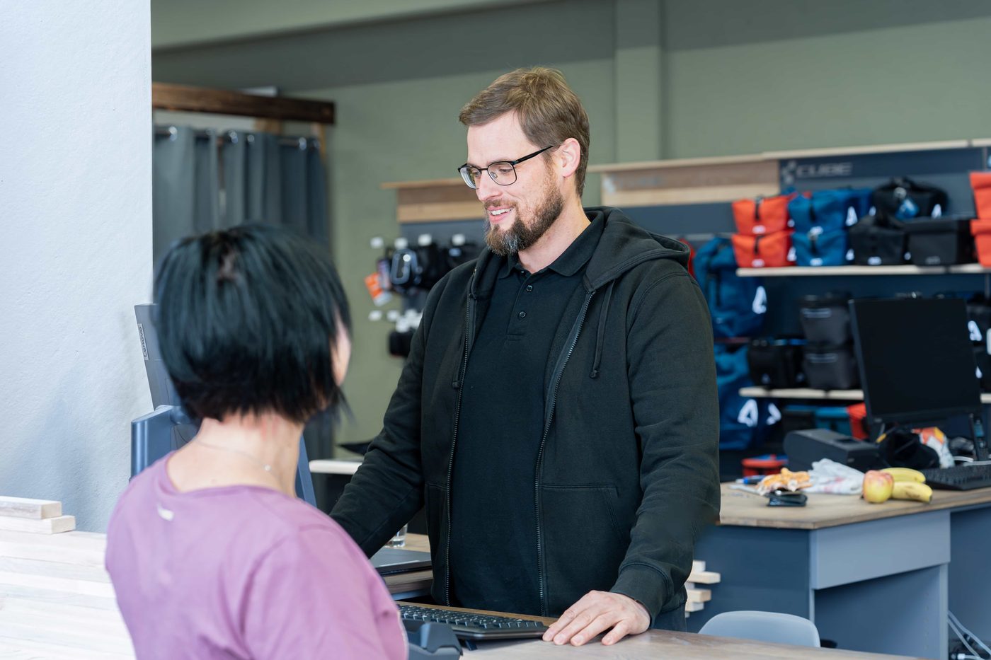 Beratungsgespräch im CUBE Store Dingolfing