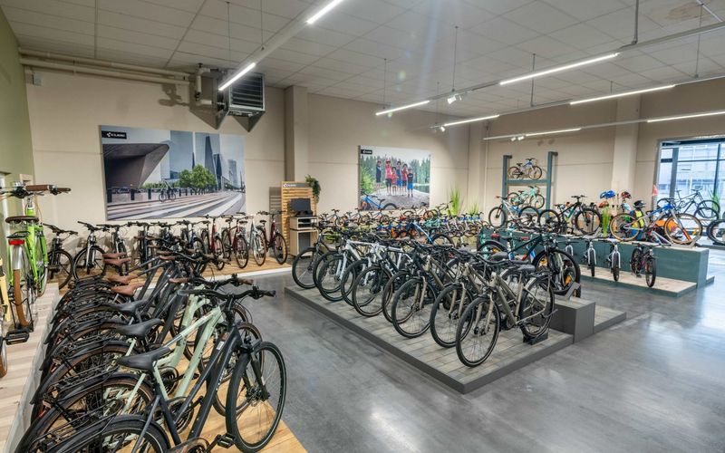Verkaufsraum mit reihenweise aufgestellten CUBE Fahrrädern und E-Bikes