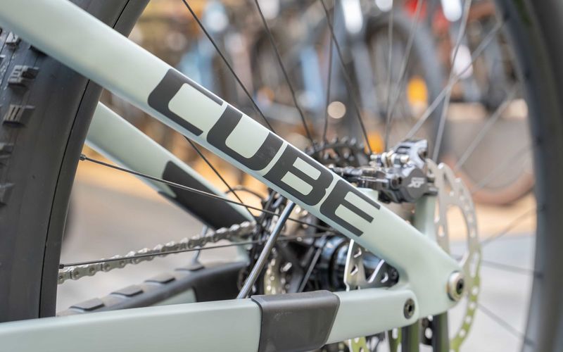 Nahaufnahme von Kettenblatt und Rahmen eines CUBE Bikes
